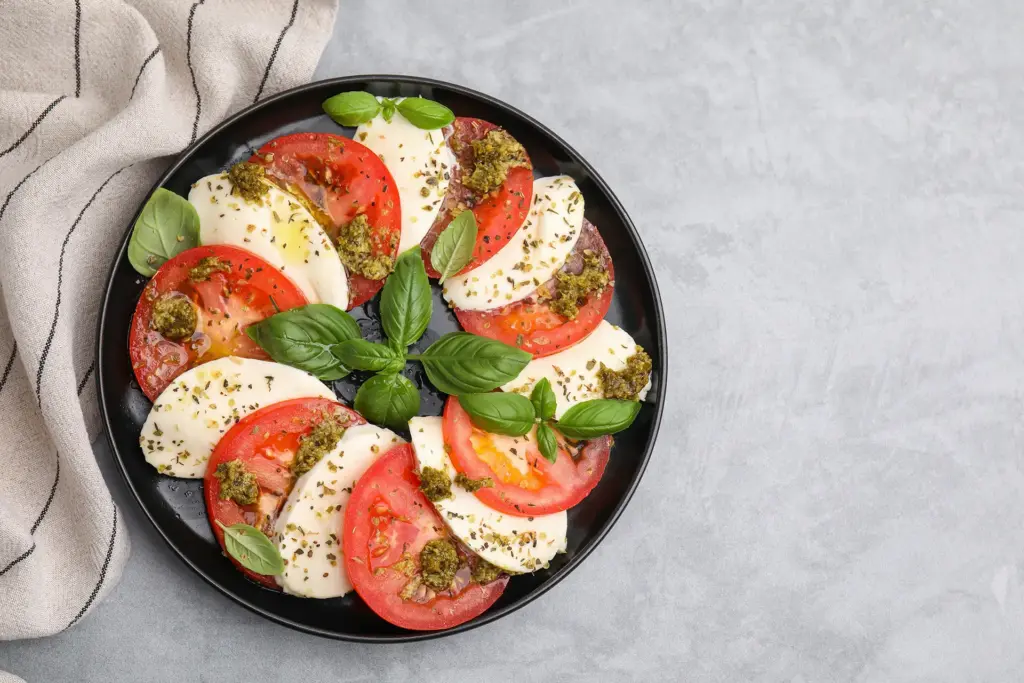 classica insalata caprese con mozzarella di bufala