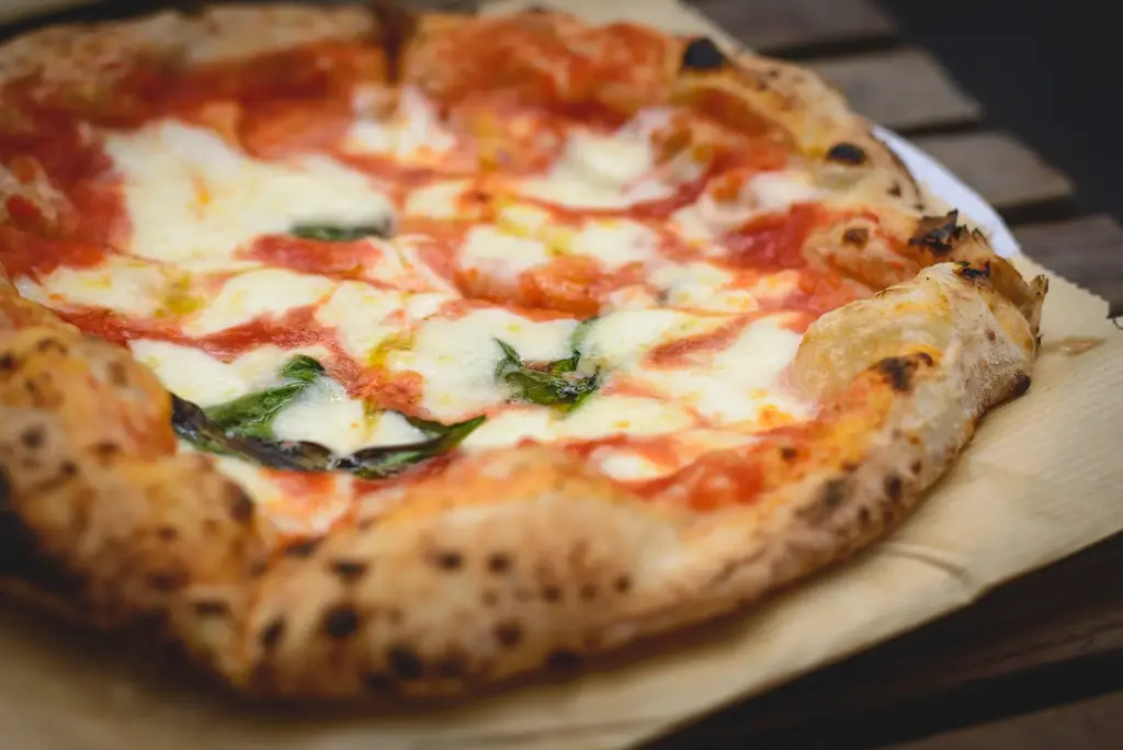 pizza margherita napoletana con mozzarella di bufala
